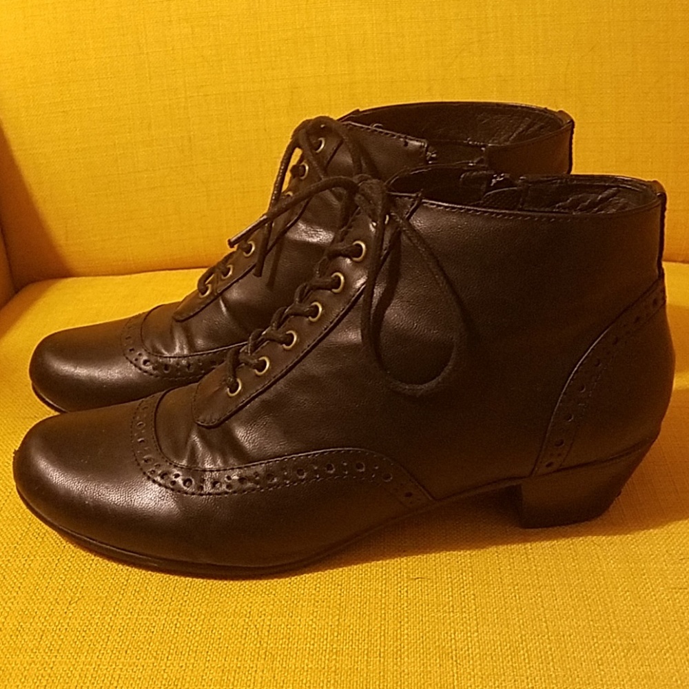 Low heeled lace up bootie